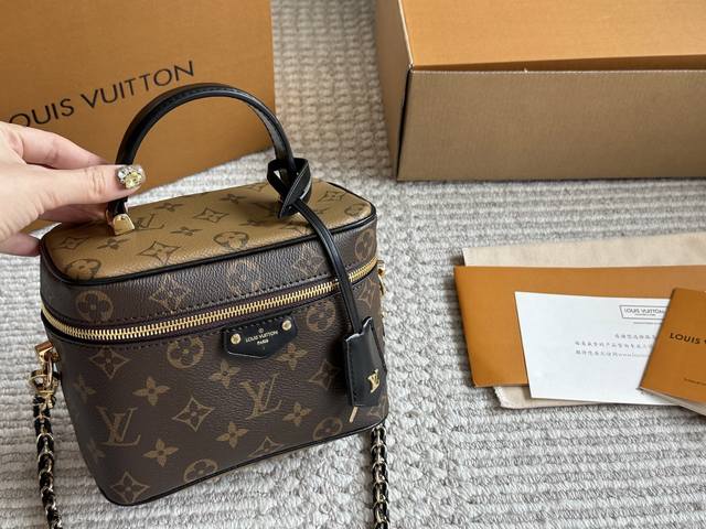 配盒 复刻版 Size：19*14Cm L家 Vanity 小箱子24Ss 新款哦 相比老款的Vanity化妆包， 这个24款可就更加圆润精致了 超级方便实用！