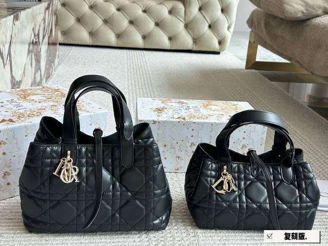 配盒 升级版 Size：28*21Cm 24*15Cm D家 超火的Toujours 购物袋 个人觉得 包型真的很耐看！ 又休闲 又优雅！ 现在它很火哦！ 中号