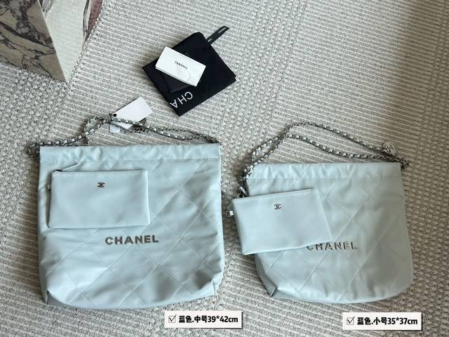 配盒 大小同价 Chanel 垃圾袋新款皮质细腻有光泽，既柔软又耐磨，两者兼具 简简单单的外观却藏着不少设计师的高级设计，镂空的 Chanel Logo的金币，