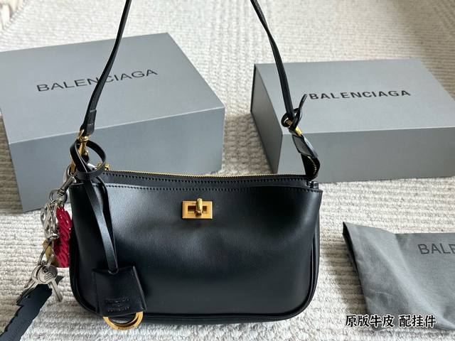 原版牛皮 巴黎世家Redeo新品腋下包[细节 更新] 新款可以说出道即巅峰，有是一神作，重新开创- -种新的风格，慵懒塌塌的造型用在巴黎世家没有任何违和，有种桀