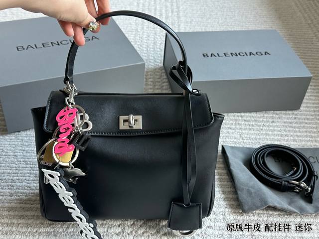 配挂件 原版皮 配挂件配礼盒 Size：23*16Cm 巴黎世家新款Rodeo大廓形包包 柔软的大廓形包包 上身慵懒感立刻Get、 真的很喜欢又方便又酷的超实用