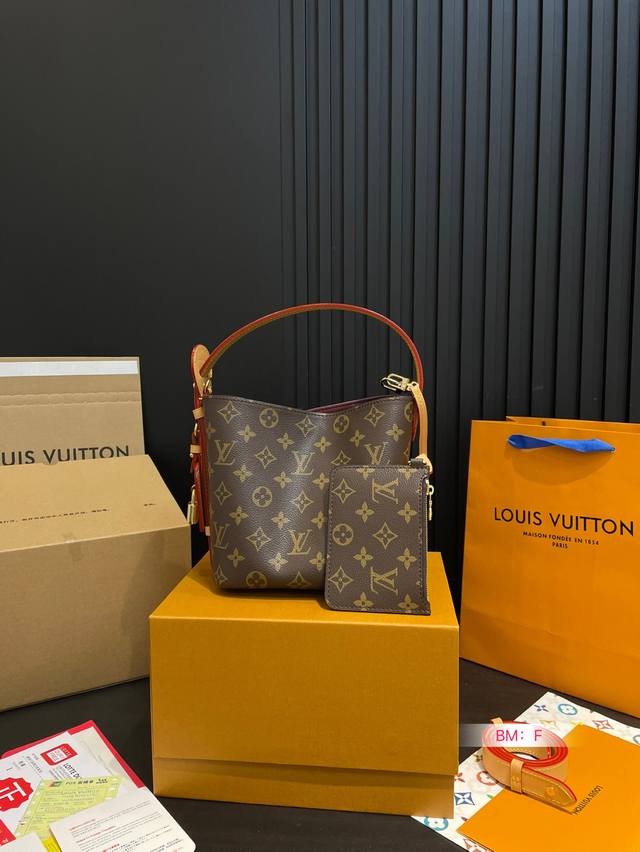 配折叠礼盒 Lv 新款 All In Bb 水桶包 容量大 长得好看 各种背法 用了都换不掉的包谢谢Baby 好久没有买包了 开心 你喜欢怎么背提着 背着 挎着