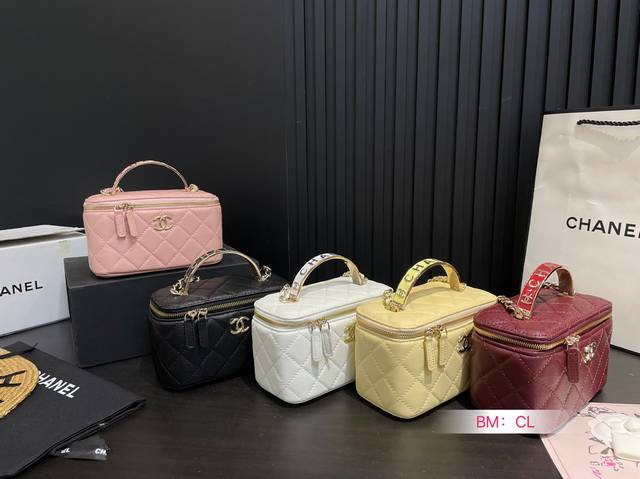 配折叠礼盒 香奈儿化妆包 我觉得吧，每个爱化妆的妹子都应该有个化妆包， 出门拿上就可以走， 里面装上我们最常用的化妆品， 再也没有出门忘带口红的烦恼啦。 尺寸：