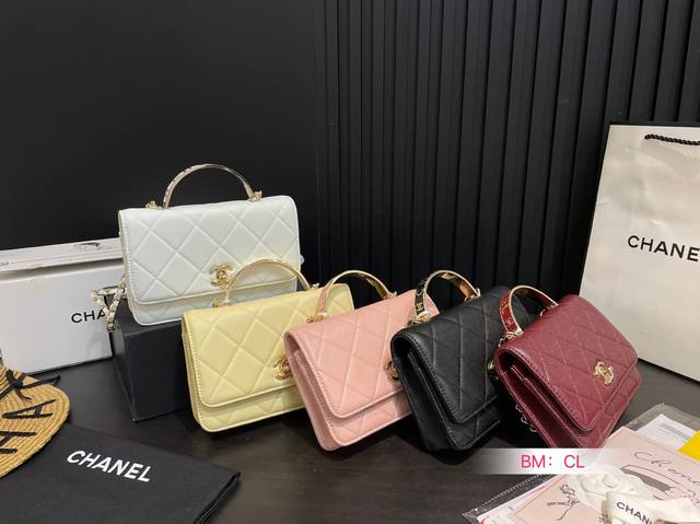 配折叠礼盒 Chanel 香奈儿Woc手提链条包 带Logo五金手柄 羊皮纹材质皮穿链 卡位多，隔层，多种背法～ 精致小巧，高端大气 复古感满 尺寸：19*13