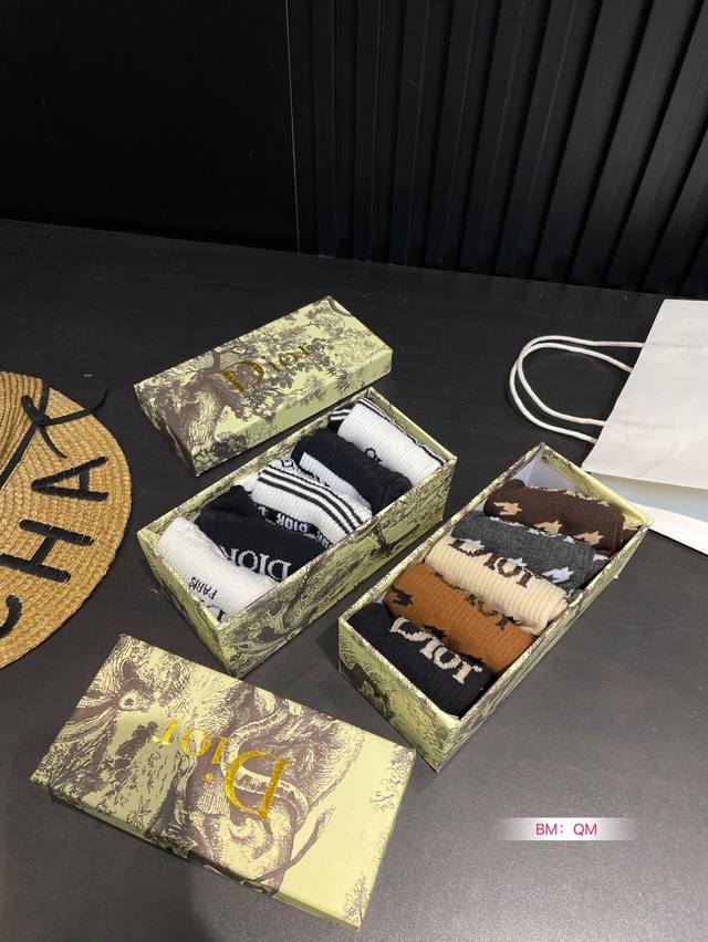 迪奥 成人款纯棉长袜 ！礼盒装！ 超级舒服不褪色不起球！特制Logo 标志醒目大方！这个牌子喜欢的朋友更是对他的产品爱不释手！！国内代工！！袜口松不勒脚踝。经典