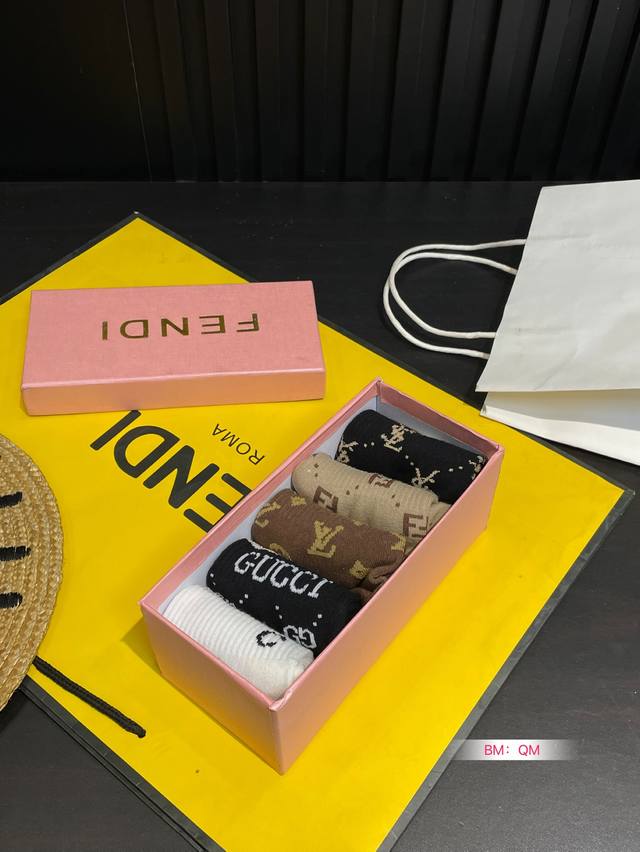 大牌 成人款纯棉长袜 ！礼盒装！ 超级舒服不褪色不起球！特制Logo 标志醒目大方！这个牌子喜欢的朋友更是对他的产品爱不释手！！国内代工！！袜口松不勒脚踝。经典