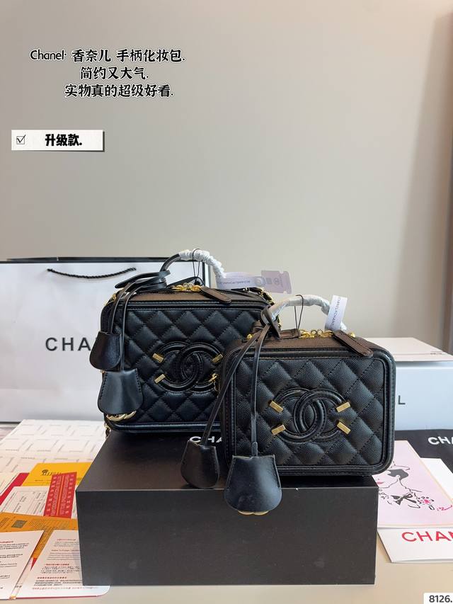 配礼盒. Chanel.香奈儿 盒子相机包. 质感很高级 容量超级大也很耐用 日常出街背它回头率百分百 就是这种随性慵懒感尺寸:20*7*16 16*7*13C 配礼盒. Chanel.香奈儿 盒子相机包. 质感很高级 容量超级大也很耐用 日常出街背它回头率百分百 就是这种随性慵懒感尺寸:20*7*16 16*7*13C