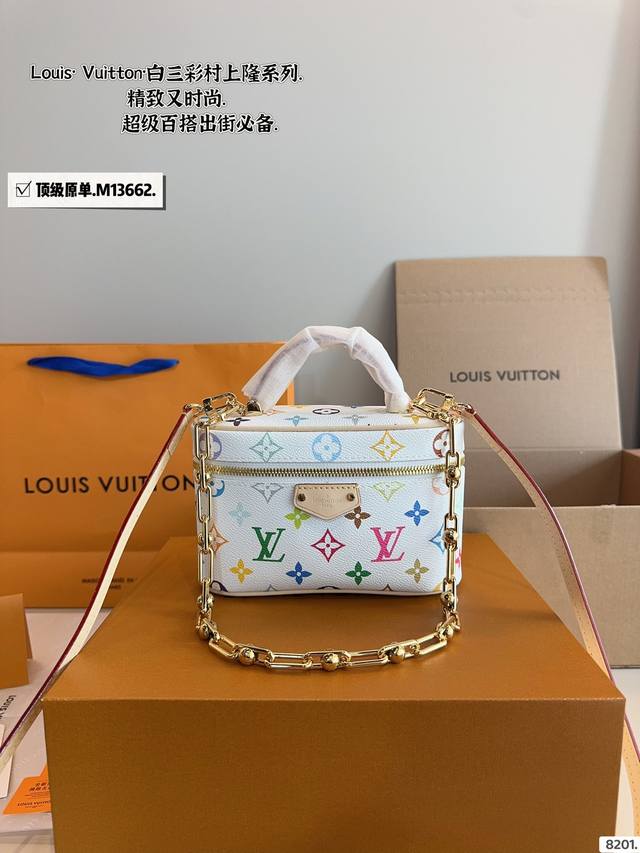 配礼盒. Lv白三彩 化妆包 这次和村，上隆的联名确实有-股闪回千禧年代的古早魅力现实和过去时髦新旧交替的无缝穿插着 巧妙回溯1930年代的装饰艺术风格设计。