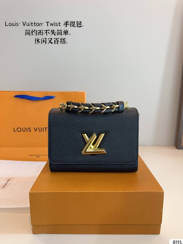 配礼盒 Lv Twist 手提链条包.应该不用过多介绍吧 就冲它的颜值和实用性，完全配得上它断货王和涨价小天才的称号~ 可单肩，可斜挎可手提，容量也很可观。 整
