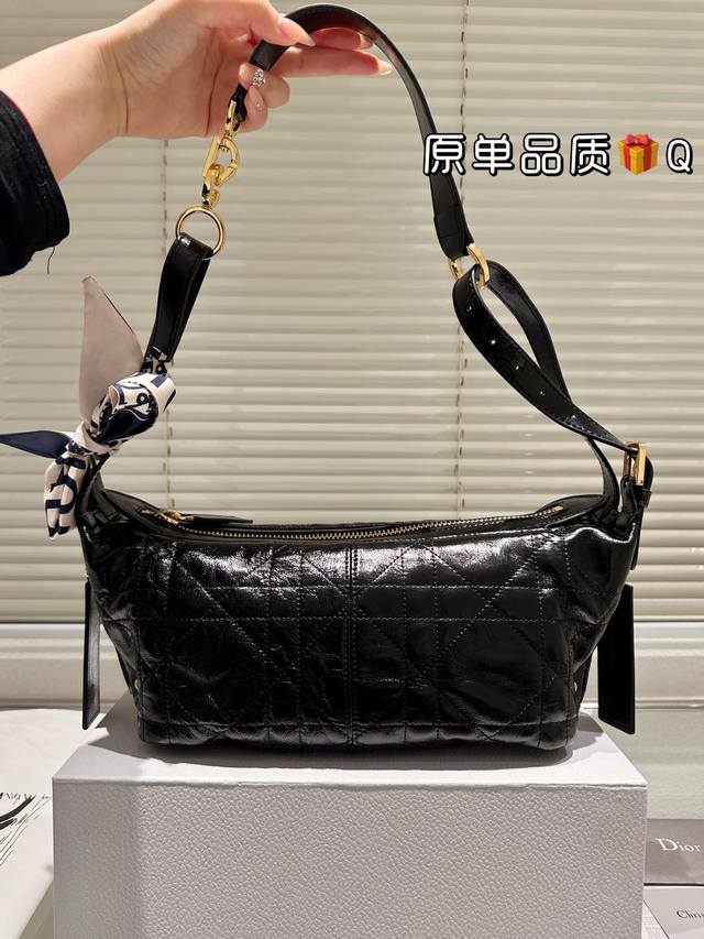 Dior黑色便当包潇洒随性又松弛感满满 诠释时尚新姿态，造型潇洒随性，不经意间流露松弛感。换上露肩上衣与黑裙，又添几分优雅俏皮。搭配 Dior D-Journe