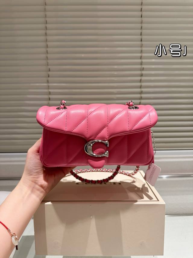 小号 小号20.11配礼盒 蔻驰酒神新品 Quilted Tabby 链条版 Tabby 这你能忍住？？ 满满的小细节