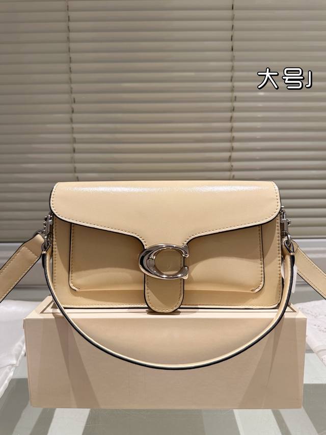 Size：26.15Cm 配盒子 百搭神器 Tabby Coach 酒神Tabby 奶白色 超级好看！ 五金处Coach的刻字 满满的小细节 配置双肩带 牛皮品