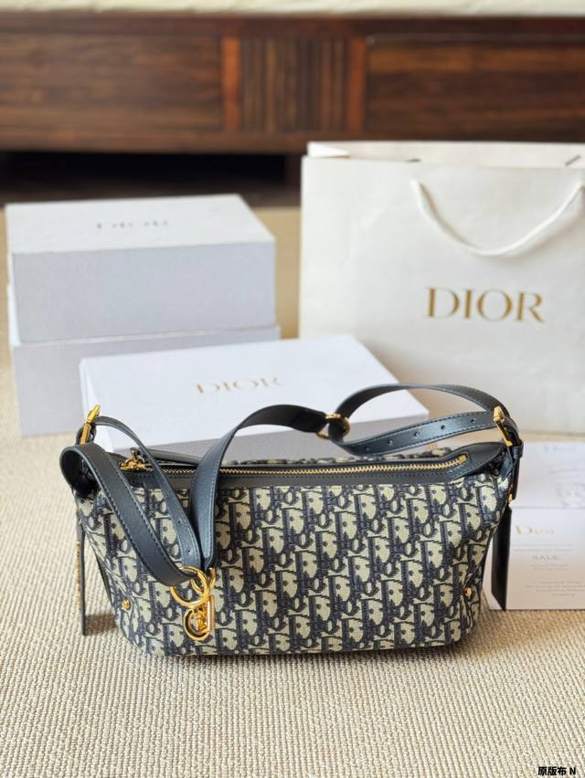 原版布 D-Journey系列手袋 细节巧思 谁家爱豆背上啦今年D家真的在松弛感这件事情上做到了极致 可运动休闲又可大小姐背上仿佛走到了巴黎街头 松弛的高智感满