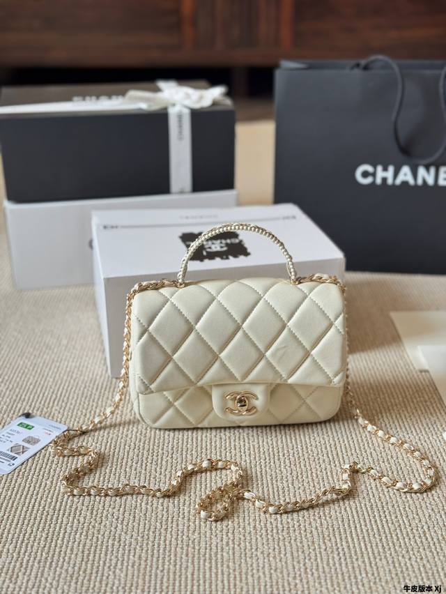 牛皮版本 Chanel 22B手柄Minicf 新款金属手柄 Cf Mini 真香，金属双C Logo 经典万年③ 金这季手柄跟以往也不一样了，金属装饰是加分项
