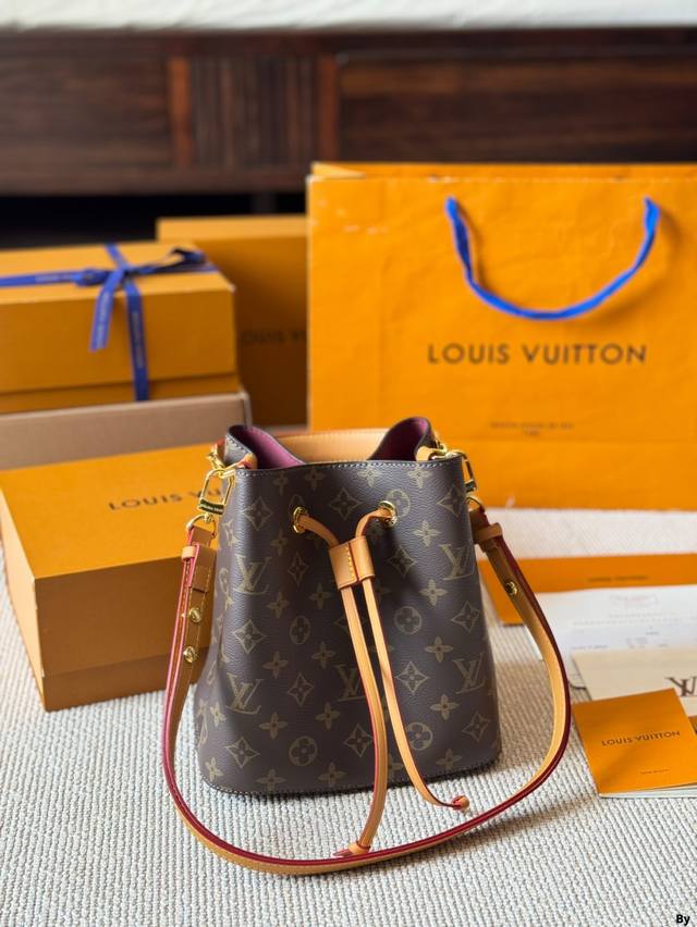 Lv香槟桶 款时尚桶包的设计原型来自一款风格优雅但质感结实的包袋于1932年为一位富有的葡萄酒庄园主专门定制，用以运输香槟酒瓶利落的外观设计极富现代感的时尚元素