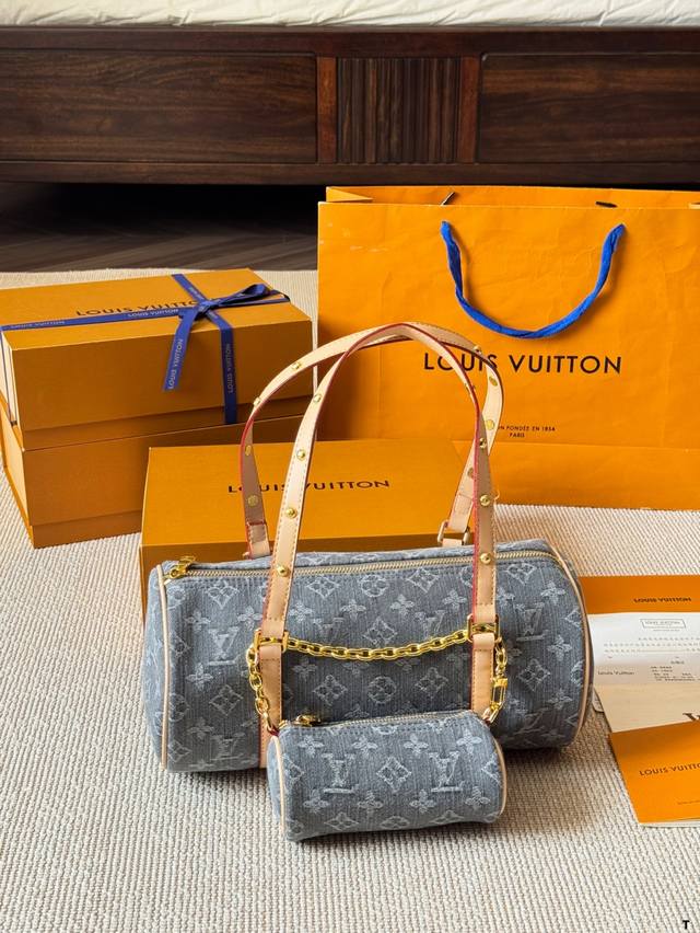 Lv 新款圆筒包 近期满屏都是这只包、应该算网红款了吧！ 很能装东西是真的！ 跟巴比龙有点像 Soft polochon 手袋融合 Monogram Macas