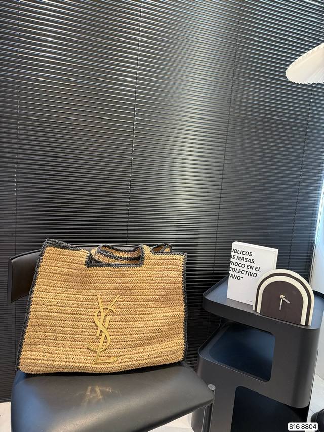 圣罗兰编织托特包，简单搭配的包袋，非常大气。搭配衣服也是毫无难度。尺寸：43 33 货号8804