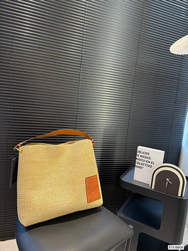 罗意威编织托特包，简单搭配的包袋，非常大气。搭配衣服也是毫无难度。尺寸：36 32 货号8805