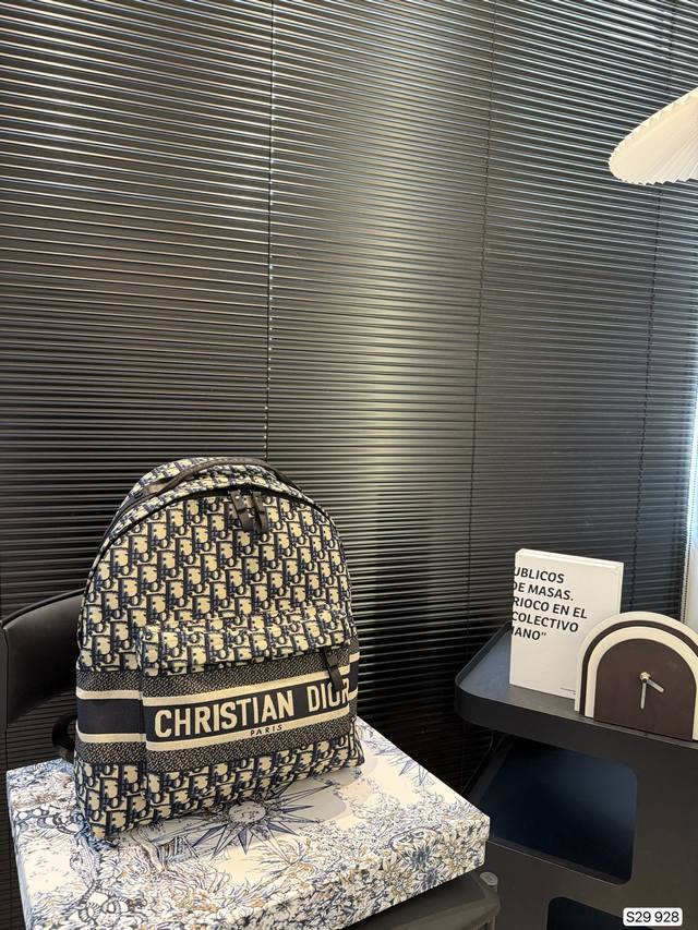 迪奥双肩出货 新款 男女背都好看 作为一只合格的双肩包 一定要好看 舒适 耐造 背包比较大 远途旅行带它准没错 也是学生党的最佳选择 超级实用 再适合不过小哥哥