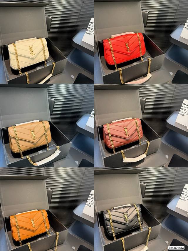 配折叠盒子 圣罗兰Ysl邮差 背起来真的太有Feel。 圣罗兰 最低调， 简洁大气啦！ 尺寸刚刚好！ 尺寸23 15 货号80143