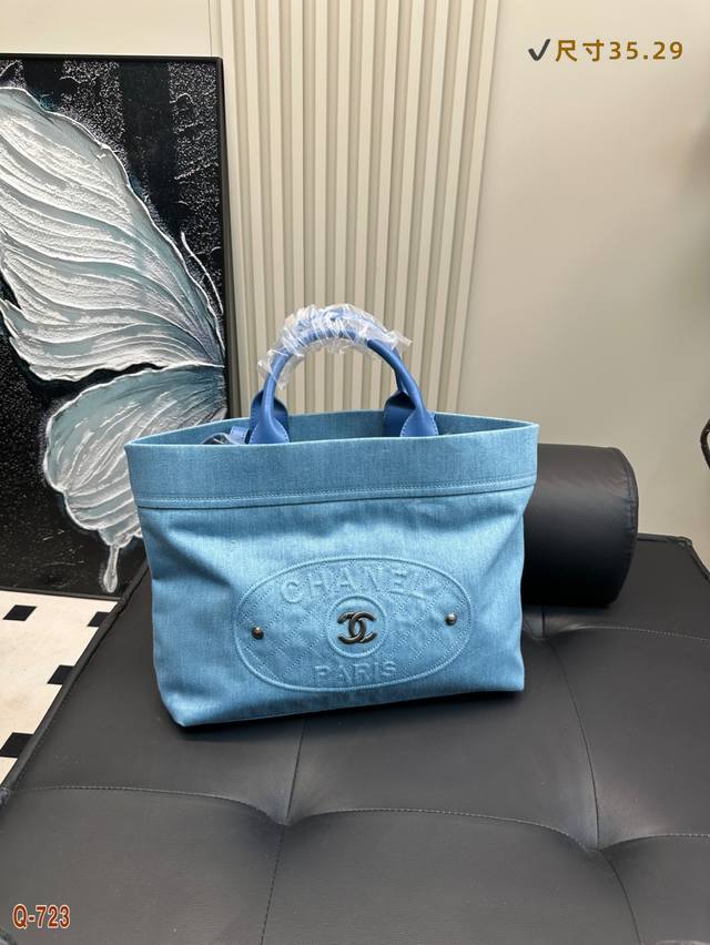 香奈儿Chanel 2Way托特包 单肩背或者手提着都很好看 包身是带点儿灰调的牛仔所以不重也耐用 日常通勤放电脑或者出街帅气凹造型都妥妥的合适！ 尺寸35.2