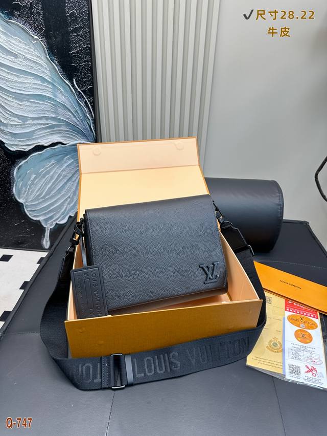 配折叠盒 Lvsteamer邮差包、男士必备款 头层牛皮全钢五金本款Steamer 邮差包以贴合 身形的玲珑构型汇聚摩登功能与经典元素。加固皮革包角以及链条和饰