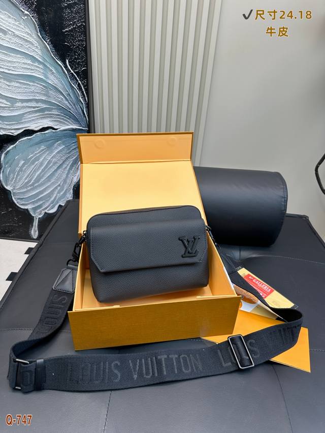 配折叠盒 Lvsteamer邮差包、男士必备款 头层牛皮全钢五金本款Steamer 邮差包以贴合 身形的玲珑构型汇聚摩登功能与经典元素。加固皮革包角以及链条和饰