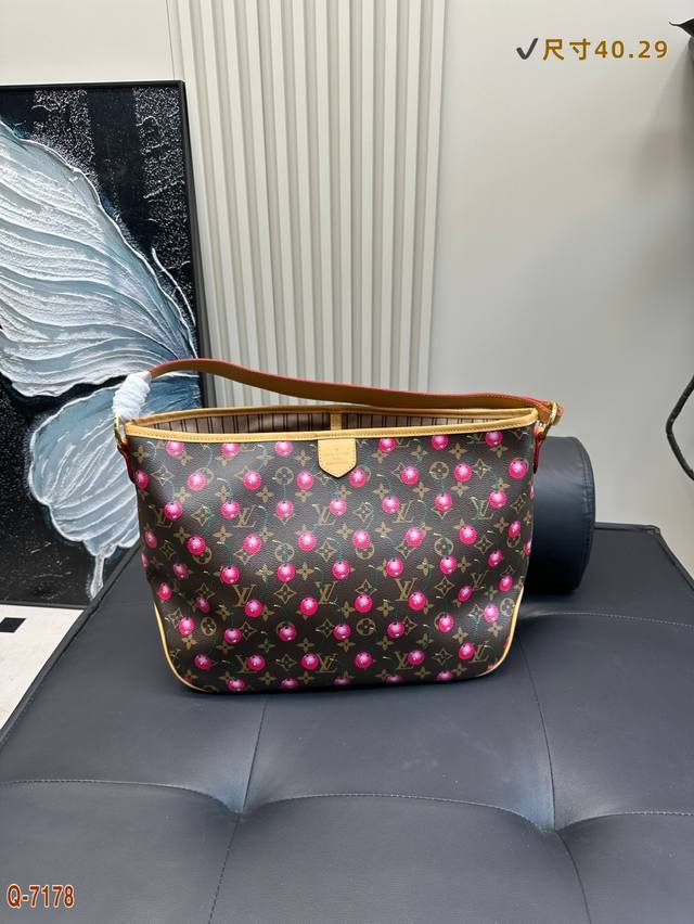 Lv 村上隆 限量樱桃托特包 红了樱桃绿了芭蕉 好美的包 这款和村上隆合作的樱桃系列真的很美可爱又俏皮 实用且百搭！ 尺寸40.29