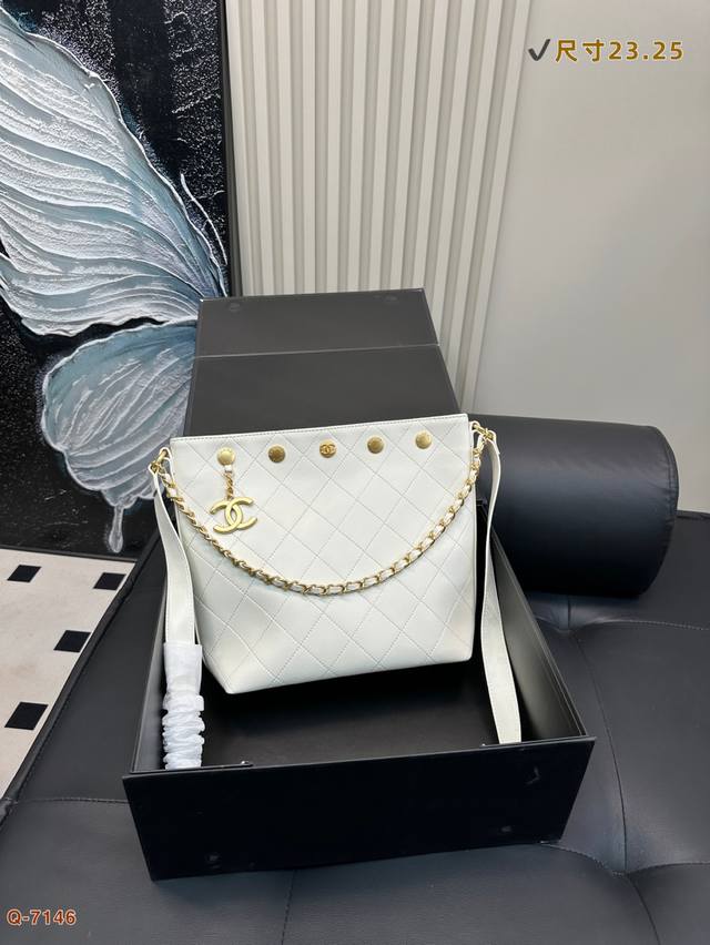 配折叠盒 香奈儿Chanel25p铆钉水桶包 超级大气的水桶非常复古耐看自重也非常轻上身也很好搭配，肩带可以调节，肩背和斜挎都可以。 尺寸23.25Cm