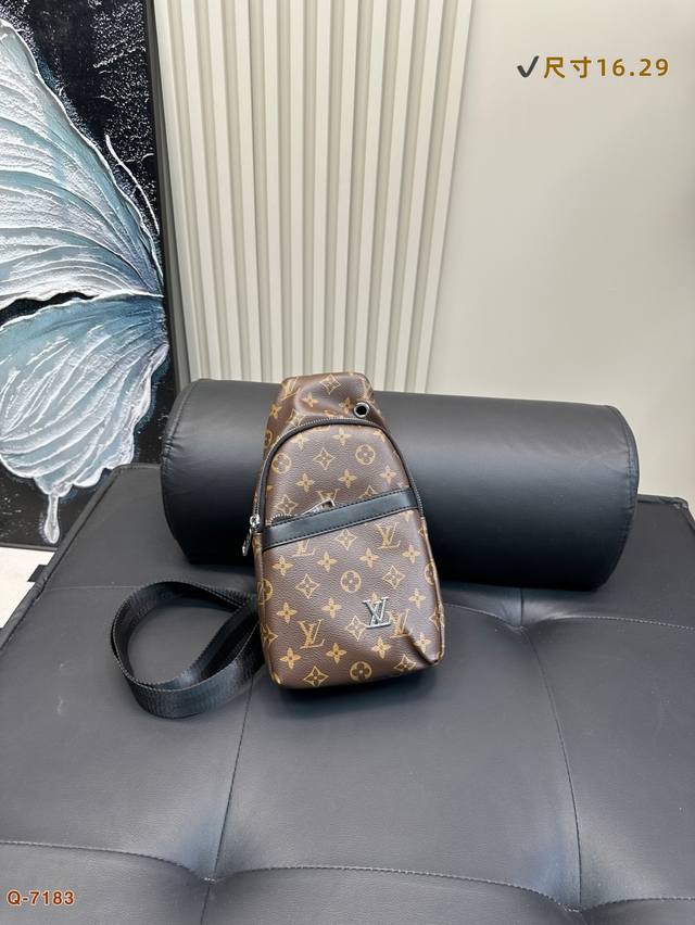 Lv胸包斜挎单肩包 采用精湛镶嵌细工 实物原厂原版面料 尺寸：16.29Cm