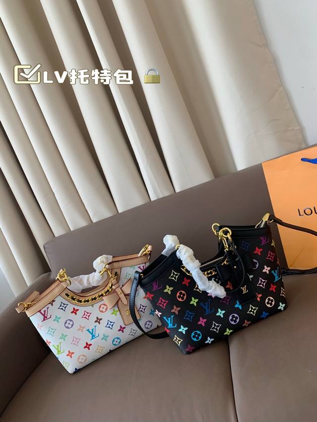 Lv托特包 Lv尤物又可以搭配俏皮可爱下次想试试洒脱一点穿搭彩色老花 五彩缤纷的少女心满出来这只包适配乐开了花的心情 尺寸：22*14