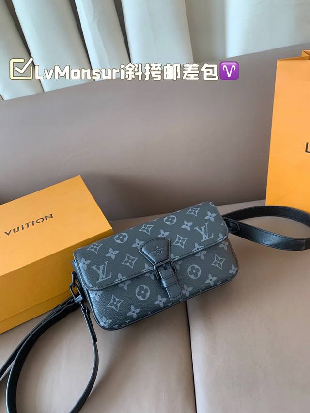 芯片版 Lvmonsuri斜挎邮差包 最新春夏 Montsouris 系列男款小挎包 方长方长的包型有点法棍的味道 整体 All-Black设计真的太酷啦 宽皮 芯片版 Lvmonsuri斜挎邮差包 最新春夏 Montsouris 系列男款小挎包 方长方长的包型有点法棍的味道 整体 All-Black设计真的太酷啦 宽皮