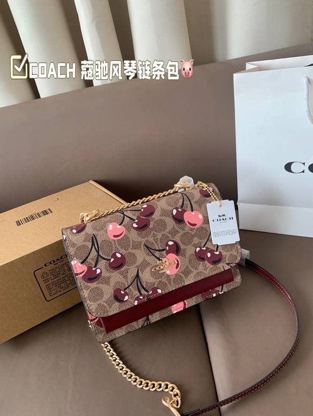配盒子 蔻驰 专柜同款Coach 蔻驰风琴链条包 新款拼色 Tabby新款系列。皮质柔软细腻简洁大方。多层夹层 链条斜挎款 尺寸22*16