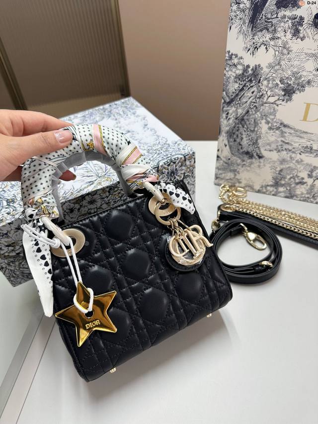 高品版.升级出货 迪奥 三格戴妃羊皮纹纹 是不是都需要它！两条肩带+星星 D-24尺寸17×15折叠盒丝巾