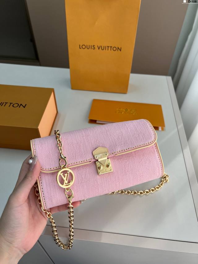 Lv新品来袭2025新款pochette Camille 新品长度很长，手机完全可以放下，日常的逛街包老花满印 D-108尺寸20×9折叠盒