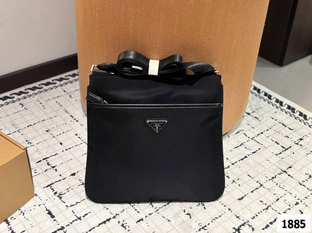 prada 普拉达尼龙布标单肩包 男士斜挎包 采用精湛镶嵌细工，经典百搭 实物拍摄 原厂原版面料 尺寸28.27