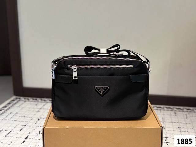 prada 普拉达尼龙布标单肩包 男士斜挎包 采用精湛镶嵌细工，经典百搭 实物拍摄 原厂原版面料 尺寸28.18
