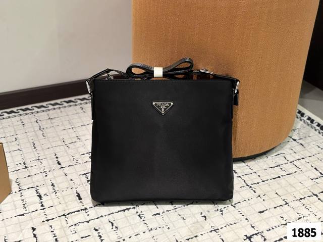 prada 普拉达尼龙布标单肩包 男士斜挎包 采用精湛镶嵌细工，经典百搭 实物拍摄 原厂原版面料 尺寸30.27