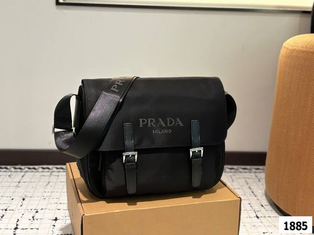 普拉达prada 降落伞斜挎包. 尼龙材质耐造耐磨设计简约 包身轻便 日常造不心疼黑色万年长青款 上身酷！时髦！尺寸：31.23