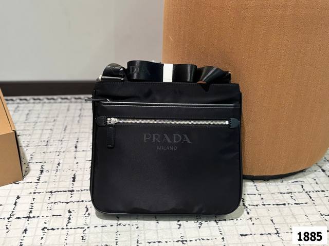 普拉达prada 降落伞斜挎包. 尼龙材质耐造耐磨设计简约 包身轻便 日常造不心疼黑色万年长青款 上身酷！时髦！尺寸：30.26