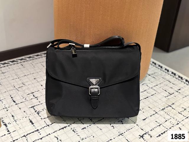 普拉达prada 降落伞斜挎包. 尼龙材质耐造耐磨设计简约 包身轻便 日常造不心疼黑色万年长青款 上身酷！时髦！尺寸：30.13