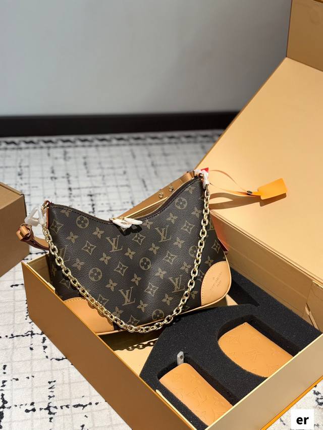 lv 新款 Lv 新款Boulogne牛角包 拉链 老花 皮肩带 轻便 大容量▼ 斜挎 单肩 腋下 手提 一包四背，链条点8和肩带都可拆卸 刚拿到有点压扁了，装