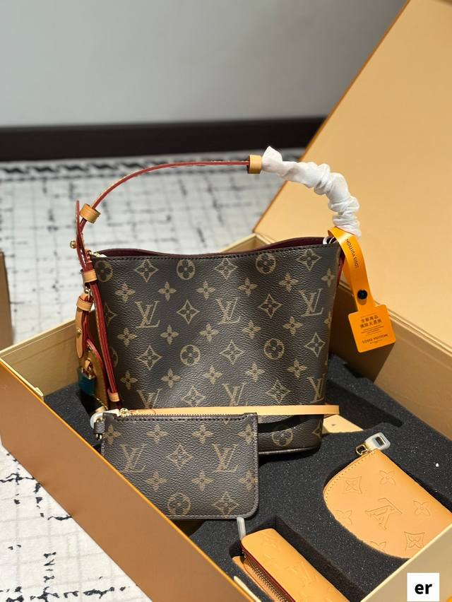 套盒 Size：17*18Cm L家 新品秀款水桶包 福袋 除了菜篮子经典的手提方法之外 还多给了一条肩带 可以腋下和斜挎哦！ 还配内胆哦