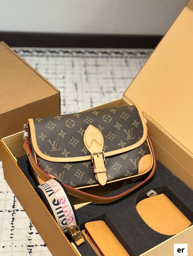 套盒 Lv法棍包穿搭也太好看了吧 无滤镜的上身实拍先 自从Speedy20开始就种草了这个系列然后又特别喜欢 双肩带的配置让复古的气质中又带着时尚感搭配起来毫不