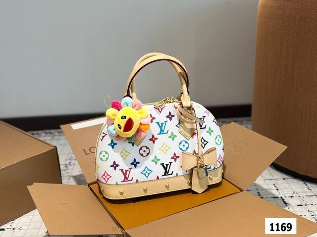 配飞机盒折叠盒子 Lv贝壳 Lv尤物人间白三彩真漂亮啊白三彩系列每一只都值得收藏，又可以搭配俏皮可爱下次想试试洒脱一点穿搭彩色老花 五彩缤纷的少女心满出来这只包