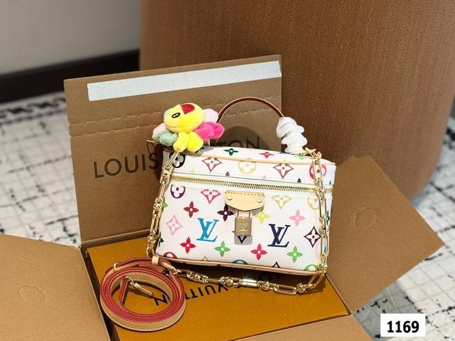 配飞机盒折叠盒子 Lv化妆包 Lv尤物人间白三彩真漂亮啊白三彩系列每一只都值得收藏，又可以搭配俏皮可爱下次想试试洒脱一点穿搭彩色老花 五彩缤纷的少女心满出来这只