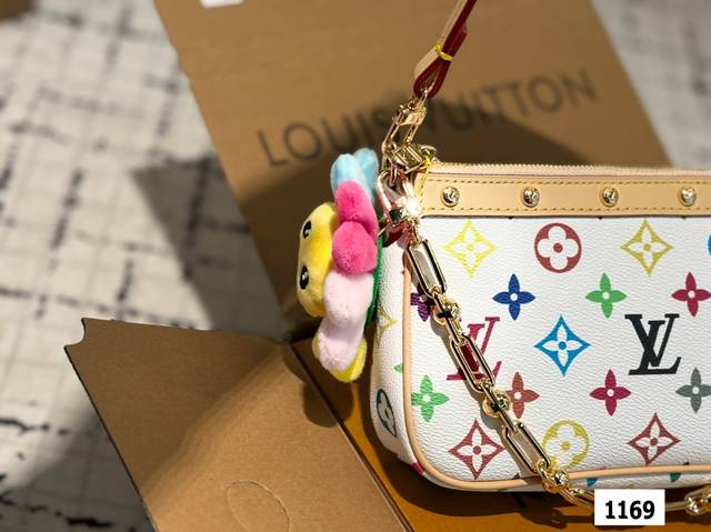 配飞机盒折叠盒 Lv腋下包 Lv尤物人间白三彩真漂亮啊白三彩系列每一只都值得收藏，又可以搭配俏皮可爱下次想试试洒脱一点穿搭彩色老花 五彩缤纷的少女心满出来这只包