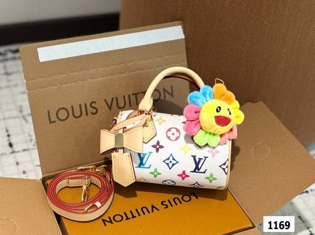 配飞机盒折叠盒子 Lv 法棍 Lv尤物人间白三彩真漂亮啊白三彩系列每一只都值得收藏，又可以搭配俏皮可爱下次想试试洒脱一点穿搭彩色老花 五彩缤纷的少女心满出来这只