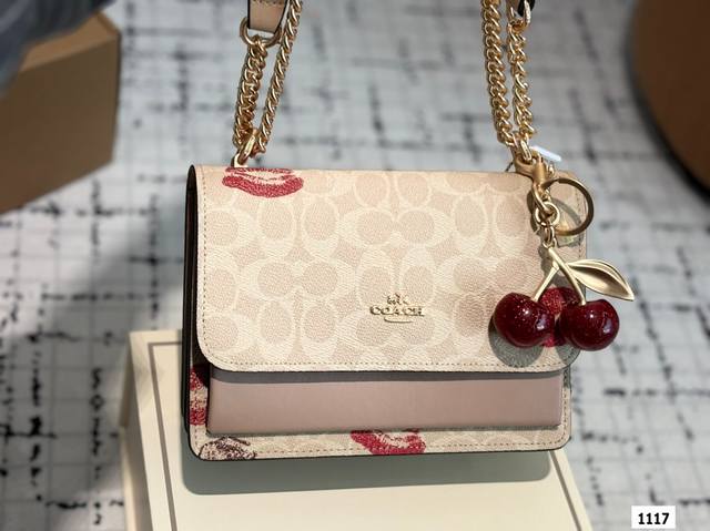 配折叠盒子 蔻驰 专柜同款Coach 蔻驰风琴链条包 新款拼色 Tabby新款系列。皮质柔软细腻简洁大方。多层夹层 链条斜挎款 尺寸21 15