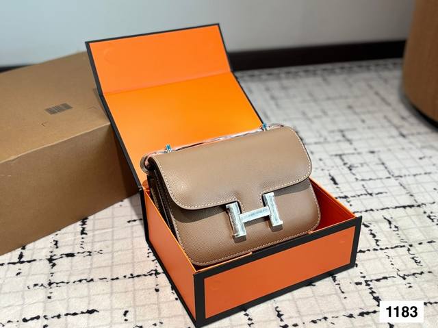 配盒子 爱马仕Hrmes Constace康康包 Constace 爱马仕空姐包其实很热卖，美到窒息，爱马仕的设计者深谙女人心，一般的女孩子都把持不住！尺寸：1